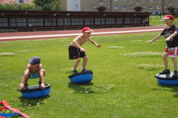 Martin Bartoška, Pavel Pulda a Petr Hrdlička trénují na bosu